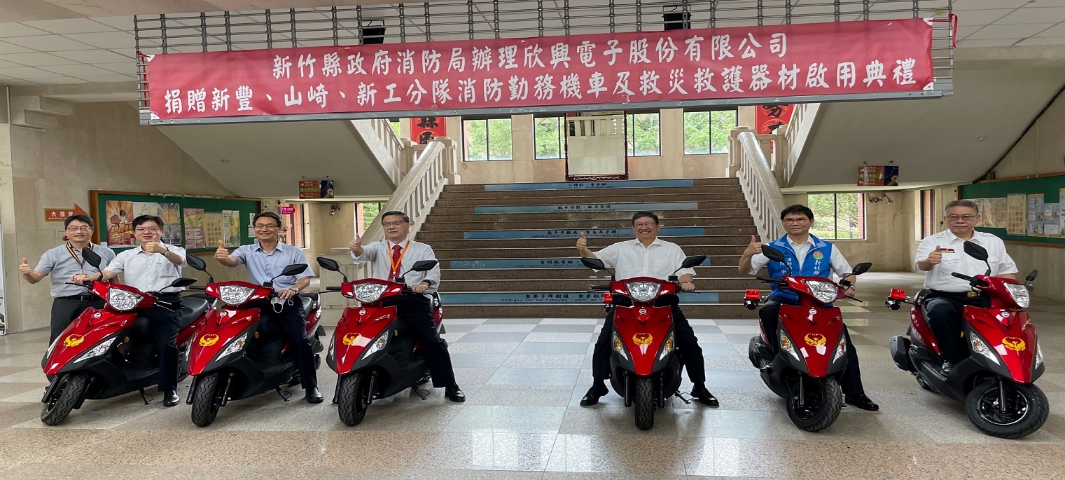 Unimicron made donation of scooters for fire service and emergency response equipment to Hsinchu County Government Fire Bureau. The donation ceremony was attended by the mayor of Hsinchu County, Mr. Yang Wen-Ke (the 3rd one from the right) and the chief of Hsinchu County Fire Bureau, Mr. Chen Chung-Chen (the 2nd one from the right), the executive president of Unimicron, Mr. Lee Chia-Pin (the 4th one from the left) and other senior directors.